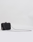 Εικόνα από Ψάθινο τσαντάκι clutch με εντυπωσιακό μεταλλικό κούμπωμα Μαύρο
