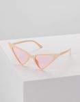 Εικόνα από Γυναικεία γυαλιά ηλίου σε σχήμα πεταλούδα Μπεζ