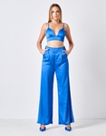 Εικόνα από Σατέν σετ crop top και ψηλόμεση παντελόνα με πιέτες Μπλε