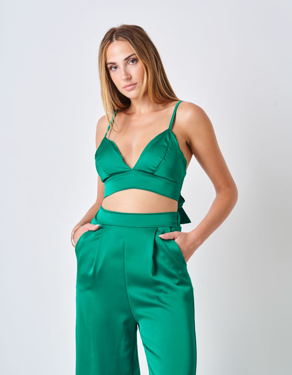 Εικόνα από Σατέν σετ crop top και ψηλόμεση παντελόνα με πιέτες Πράσινο