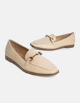 Εικόνα από Flat loafers με μεταλλικό διακοσμητικό Nude
