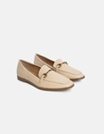 Εικόνα από Flat loafers με μεταλλικό διακοσμητικό Nude