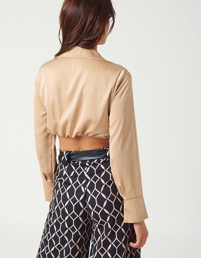 Εικόνα της Μονόχρωμο crop top με κόμπο στο στήθος Μπεζ