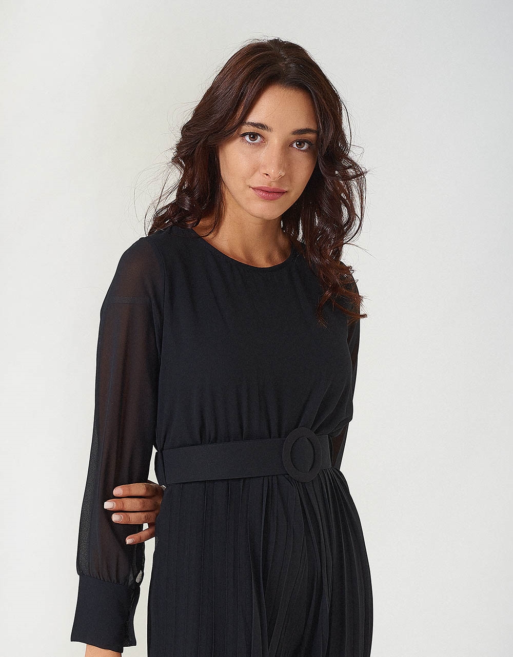 Εικόνα από Πλισέ ολόσωμη φόρμα με διακοσμητική ζώνη Μαύρο