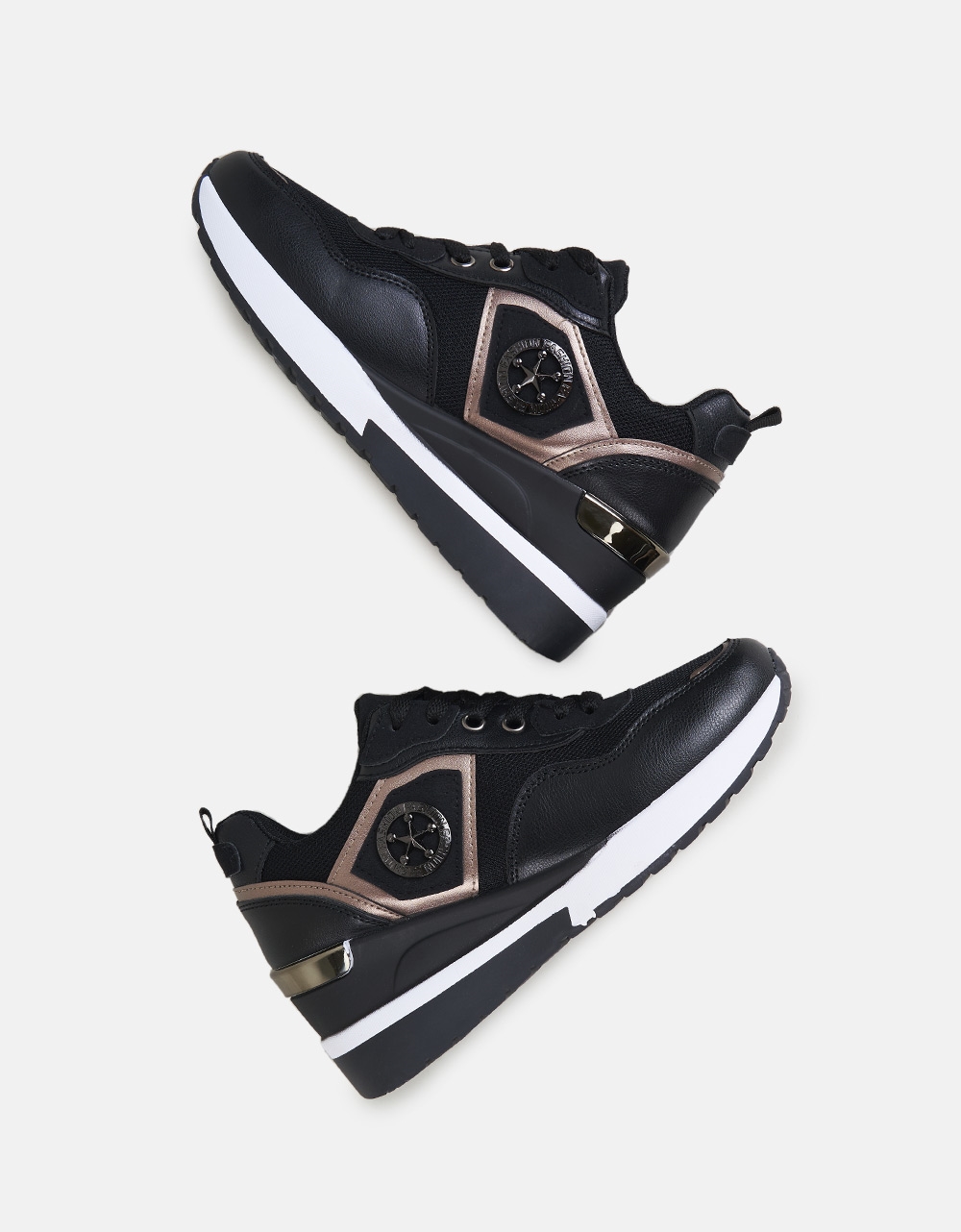 Εικόνα από Sneakers με πλατφόρμα και μεταλλικές λεπτομέρειες Μαύρο