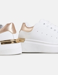 Εικόνα από Basic sneakers με διπλή σόλα και μεταλλική λεπτομέρεια Λευκό/Σαμπανί