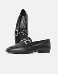 Εικόνα από Flat μονόχρωμα loafers με μεταλλική αγκράφα Μαύρο