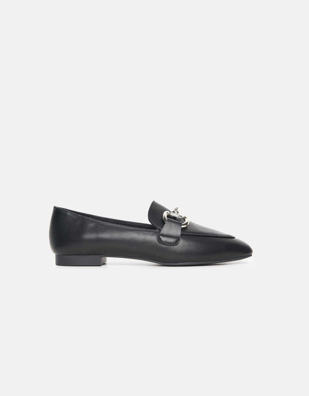 Εικόνα από Flat μονόχρωμα loafers με μεταλλική αγκράφα Μαύρο
