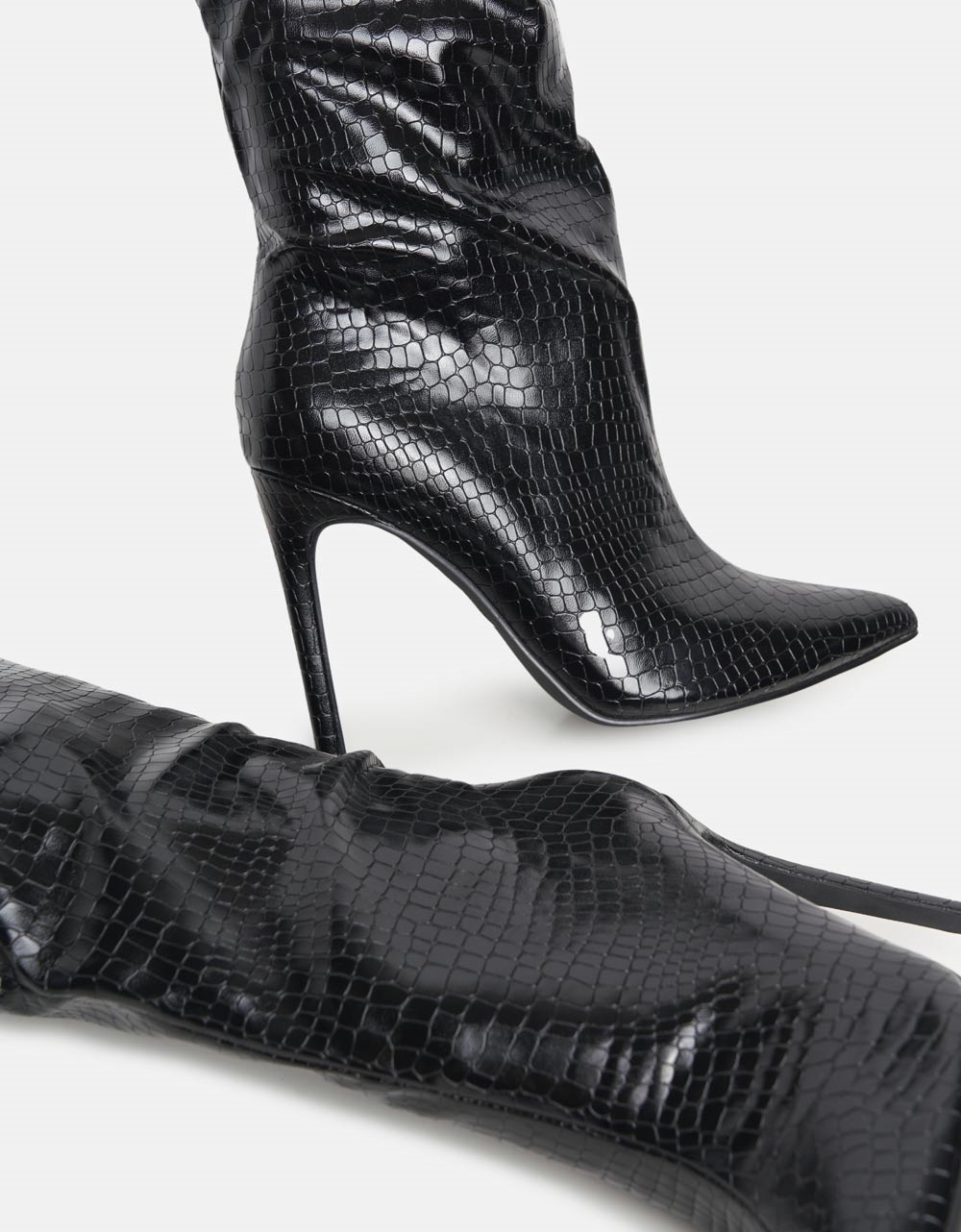 Εικόνα από Μονόχρωμες μυτερές μπότες με λεπτό τακούνι Μαύρο