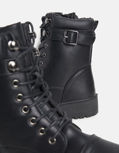 Εικόνα της Μποτάκια με κορδόνια και μεταλλικές λεπτομέρειες Μαύρο