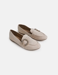Εικόνα από Suede flat loafers με διακοσμητική αγκράφα Μπεζ
