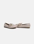 Εικόνα από Suede flat loafers με διακοσμητική αγκράφα Μπεζ