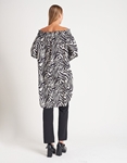 Εικόνα από Ασύμμετρη off shoulders μπλούζα Ζέμπρα