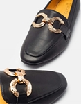 Εικόνα από Loafers μονόχρωμα με χρυσό διακοσμητικό Μαύρο