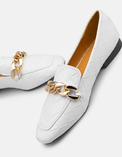 Εικόνα της Loafers μονόχρωμα με μεταλλική αγκράφα Λευκό