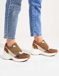 Εικόνα από Γυναικεία sneakers με μεταλλική λεπτομέρεια στο πίσω μέρος Πούρο