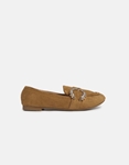 Εικόνα από Suede flat loafers με διακοσμητική αγκράφα Κάμελ