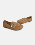 Εικόνα από Suede flat loafers με διακοσμητική αγκράφα Κάμελ
