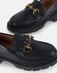Εικόνα από Μονόχρωμα loafers με μεταλλικό διακοσμητικό Μαύρο