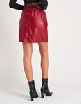 Εικόνα από Μονόχρωμη leather look φούστα με ζώνη Μπορντώ