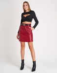 Εικόνα από Μονόχρωμη leather look φούστα με ζώνη Μπορντώ