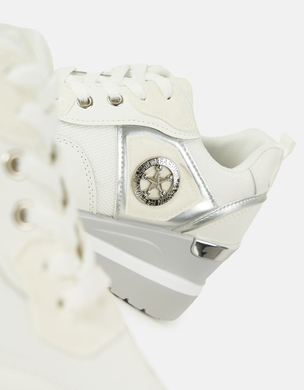 Εικόνα από Sneakers με πλατφόρμα και μεταλλικές λεπτομέρειες Λευκό
