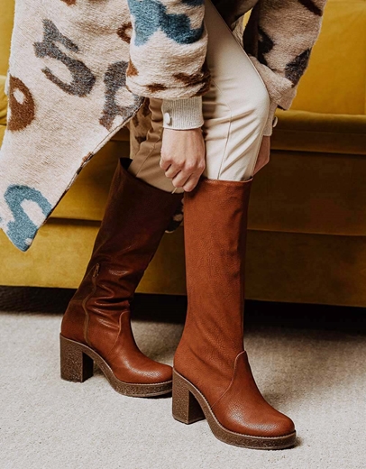 Εικόνα της Μονόχρωμες μπότες Ελληνικής Κατασκευής με τετράγωνο τακούνι Ταμπά