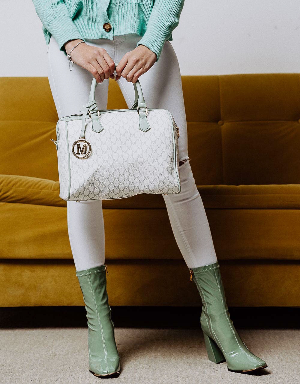 Εικόνα από Γυναικεία τσάντα χειρός με μεταλλική λεπτομέρεια Λευκό