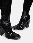 Εικόνα από Ψηλοτάκουνες μπότες με μεταλλική λεπτομέρεια Μαύρο