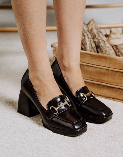 Εικόνα της Loafers με τακούνι και μεταλλική αγκράφα Μαύρο