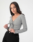 Εικόνα από Crop top με δέσιμο στο στήθος και μακριά μανίκια Γκρι