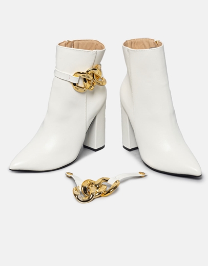 Εικόνα της Μποτάκια με τακούνι και διακοσμητικούς κρίκους Λευκό