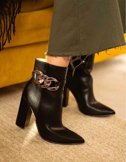 Εικόνα της Μποτάκια με τακούνι και διακοσμητικούς κρίκους Μαύρο