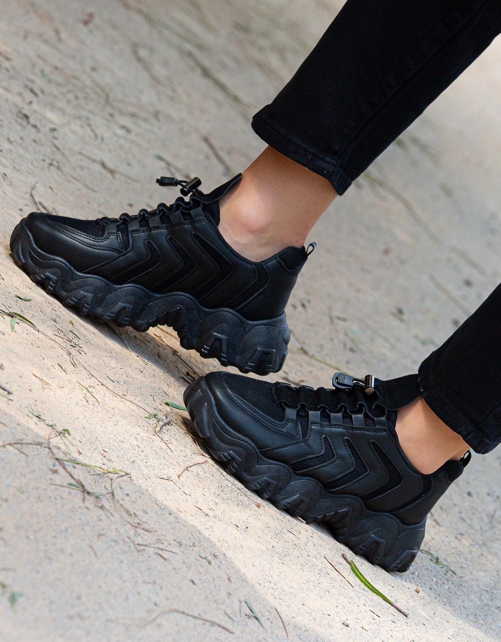 Εικόνα από Γυναικεία sneakers με δίχρωμη σόλα Μαύρο