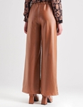 Εικόνα από Μονόχρωμη leather look παντελόνα Κάμελ