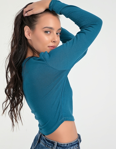 Εικόνα της Basic crop top με στρογγυλή λαιμόκοψη και μακριά μανίκια Βεραμάν