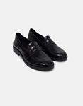 Εικόνα από Loafers μονόχρωμα με λεπτομέρεια στη φάσα Μαύρο