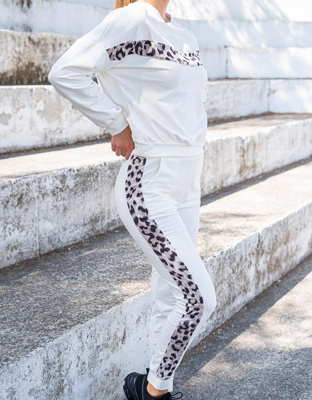 Εικόνα από Αθλητικό σετ φόρμα και μπλούζα με animal print λεπτομέρειες Λευκό