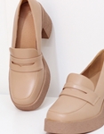 Εικόνα από Μονόχρωμα loafers με τετράγωνο τακούνι Nude