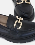 Εικόνα από Μονόχρωμα loafers με χρυσή διακοσμητική αγκράφα Μαύρο