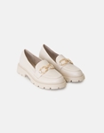 Εικόνα από Μονόχρωμα loafers με χρυσή διακοσμητική αγκράφα Μπεζ