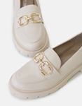 Εικόνα από Μονόχρωμα loafers με χρυσή διακοσμητική αγκράφα Μπεζ