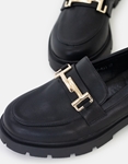 Εικόνα από Loafers με τρακτερωτή σόλα και χρυσή αγκράφα Μαύρο