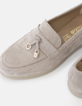 Εικόνα από Suede flat loafers με κρεμαστό διακοσμητικό Πούρο