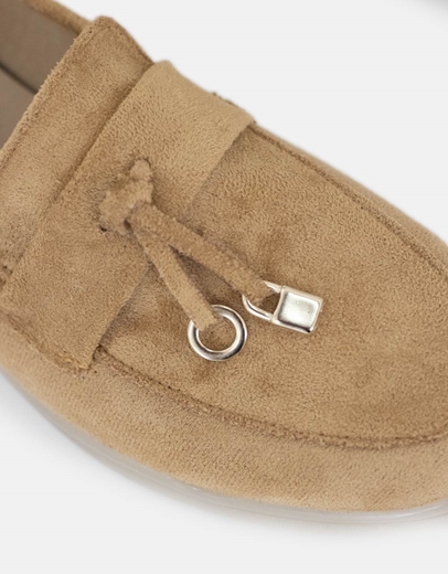Εικόνα της Suede flat loafers Ελληνικής Κατασκευής με κρεμαστό διακοσμητικό Ταμπά