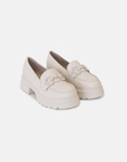 Εικόνα από Loafers μονόχρωμα με διακοσμητική αγκράφα Μπεζ