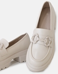 Εικόνα από Loafers μονόχρωμα με διακοσμητική αγκράφα Μπεζ