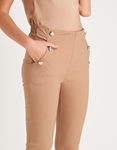 Εικόνα από Ελαστικό παντελόνι με διακοσμητικά κουμπιά Μπεζ
