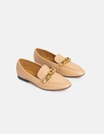 Εικόνα από Μονόχρωμα loafers flat με αλυσίδα Nude