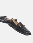 Εικόνα από Flat loafers με μεταλλικό διακοσμητικό Μαύρο